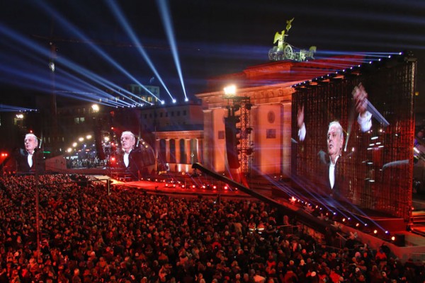 25 Jahre Mauerfall – Bühneninszenierung am Brandenburger Tor