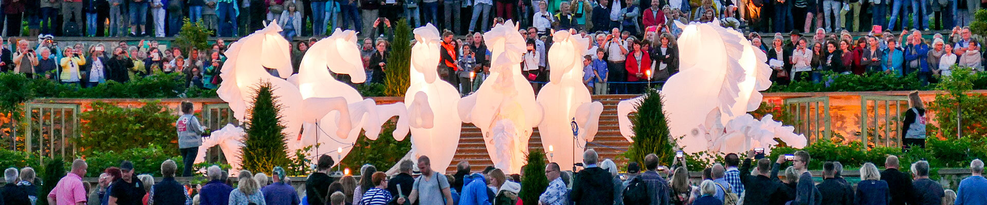Potsdamer Schlössernacht 2017 Die seidenen Pferde der Compagnie des Quidams tanzen auf der Treppe vor Schloß Sanssouci