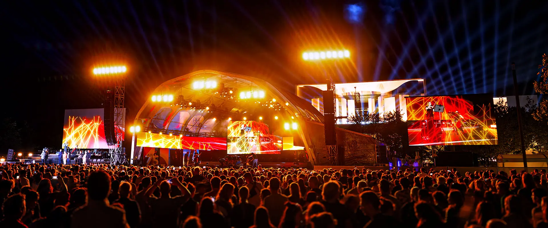 75 Jahre Grundgesetz:Die Hauptbuehne vor dem tiefrot angestrahlten Bundeskanzleramt waehrend eines Konzertes.