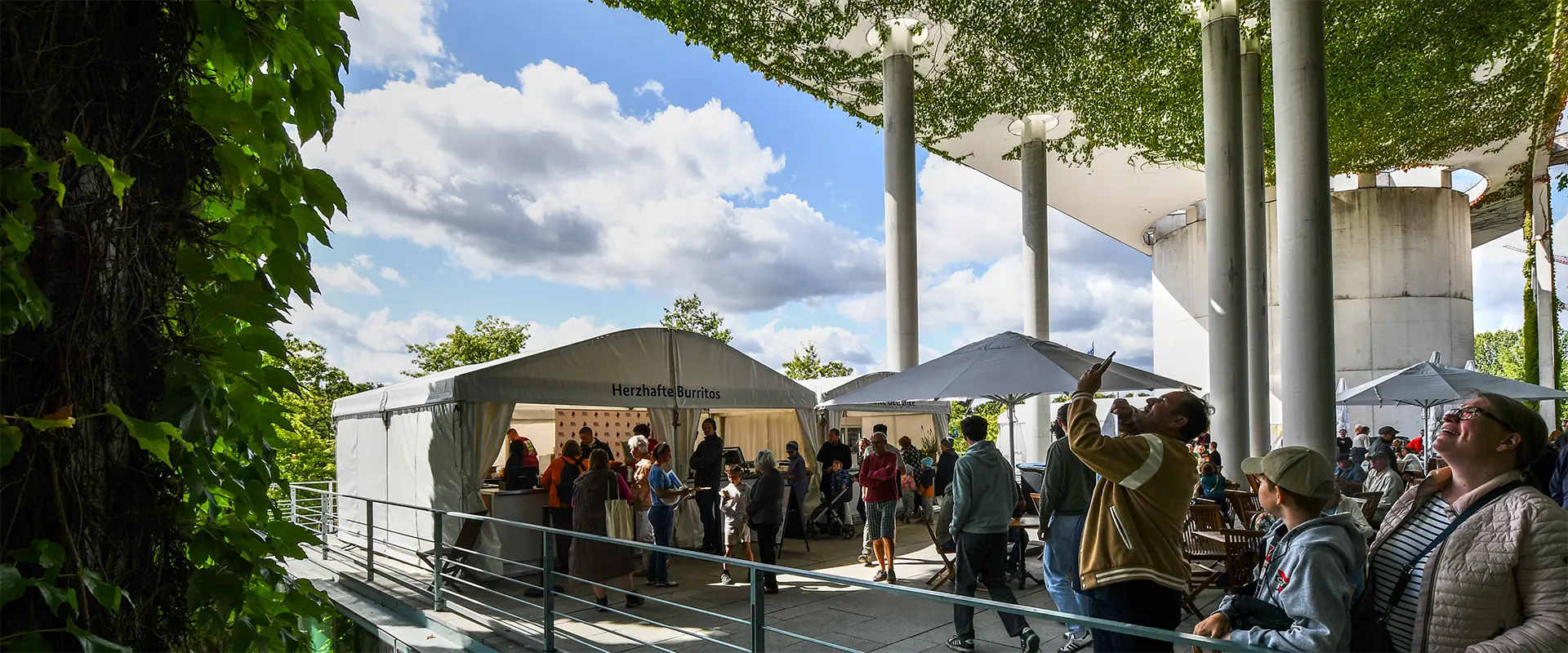 Tag der offenen Tür im Bundeskanzleramt 2025: Gäste auf der Terrasse des Seitenflügels.