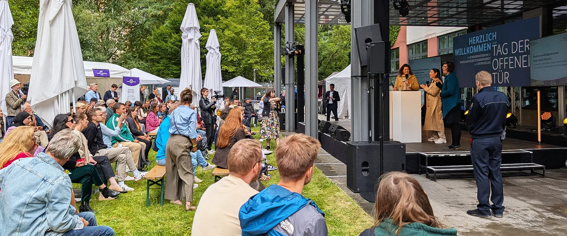 Tag der offenen Tür 2025 im Bundesministerium für wirtschaftliche Zusammenarbeit und Entwicklung (BMZ): Auf der Bühne Bundesentwicklungsministerin Reem Alabali Radovan im Dialog mit Gästen.