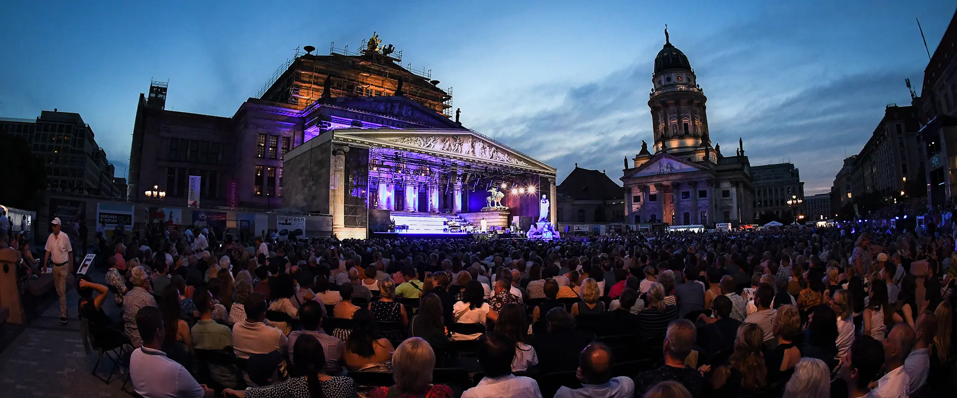 Classic Open Air auf dem Gendarmenmarkt 2025: Blick über gefüllte Sitzreihen hinweg auf die Bühne während des Auftritts von Gregory Porter.